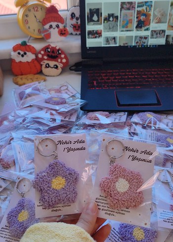 Pembe ve Mor Örgü Çiçek Anahtarlık