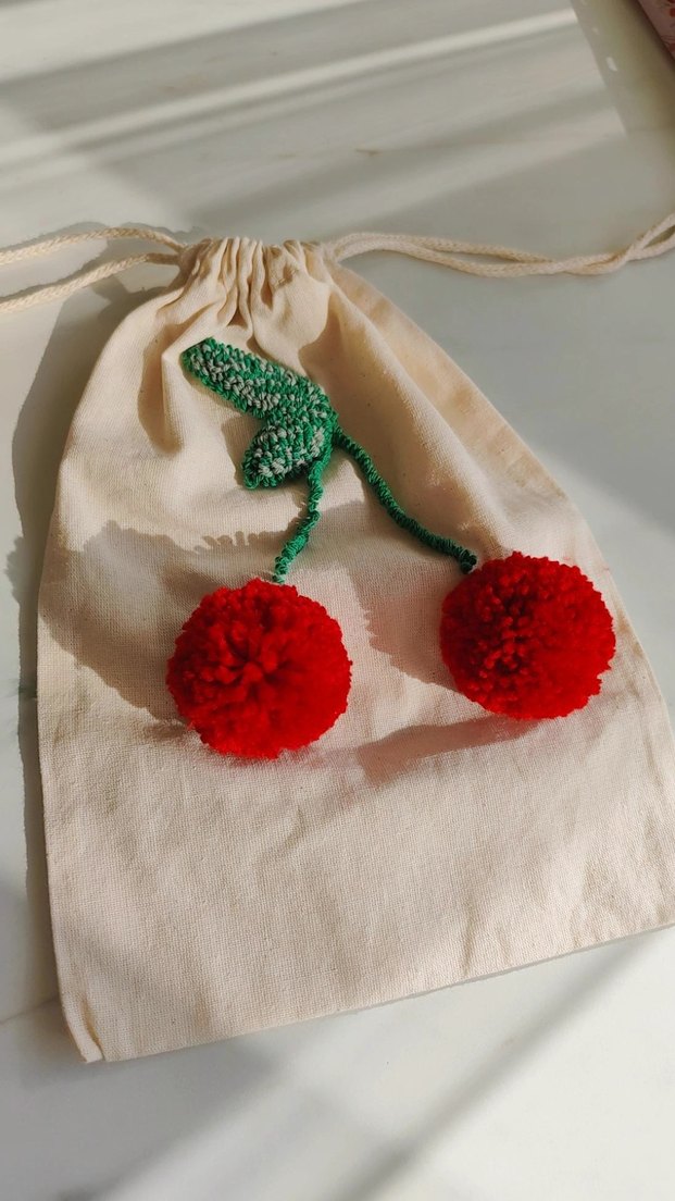 Nakışlı ve Ponponlu Kırmızı Kiraz büzgülü Bez çanta kese - Görsel 2