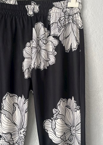 Siyah Çiçek Desenli Uzun Bol Kesim Pantolon - Görsel 5