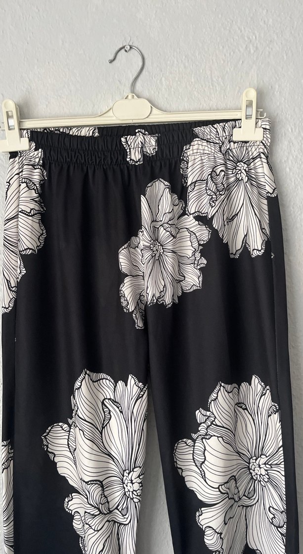Siyah Çiçek Desenli Uzun Bol Kesim Pantolon - Görsel 2