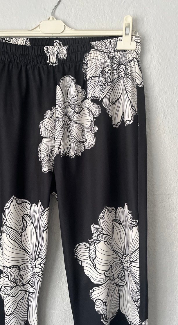 Siyah Çiçek Desenli Uzun Bol Kesim Pantolon - Görsel 5
