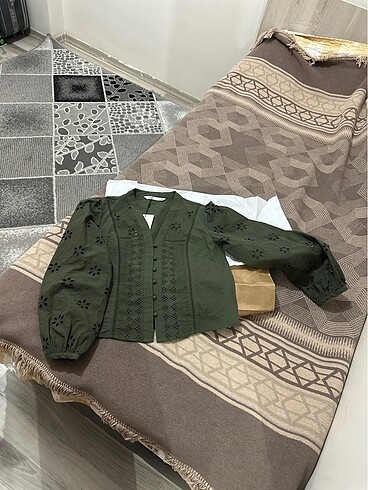 Zara haki şık delikli fisto bluz - Görsel 4