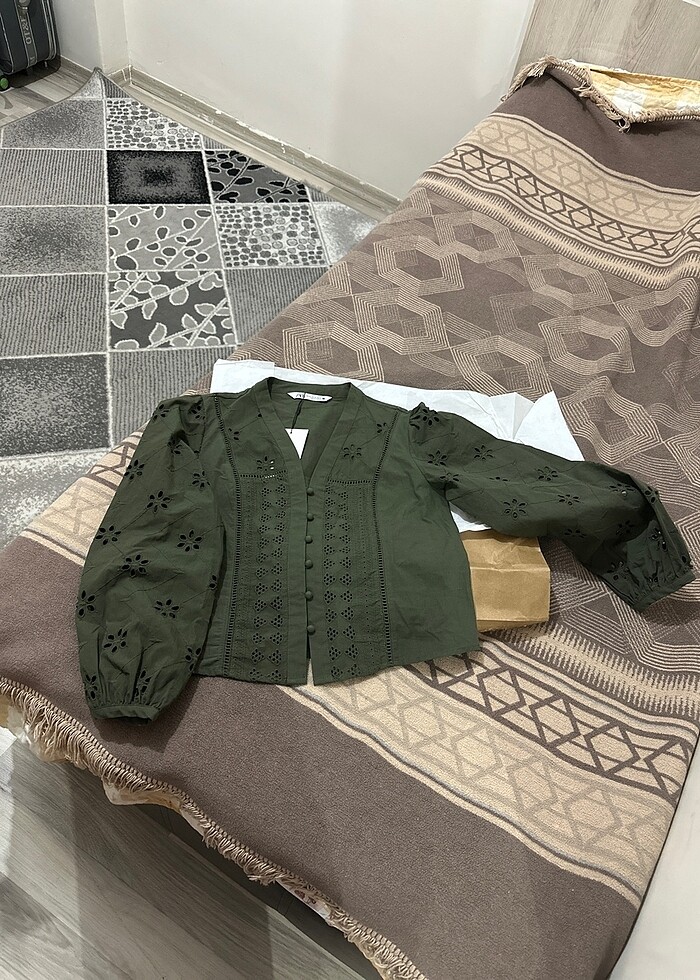 Zara haki şık delikli fisto bluz - Görsel 4