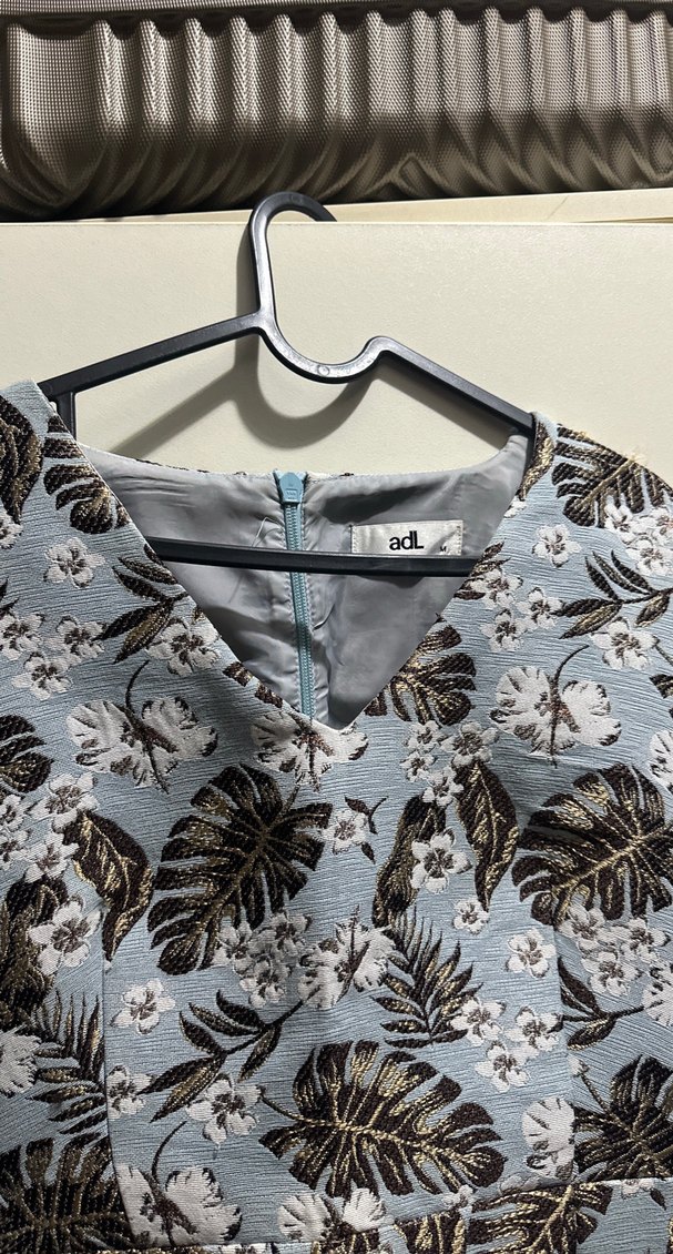 V Yaka Desenli Midi Elbise - Görsel 2