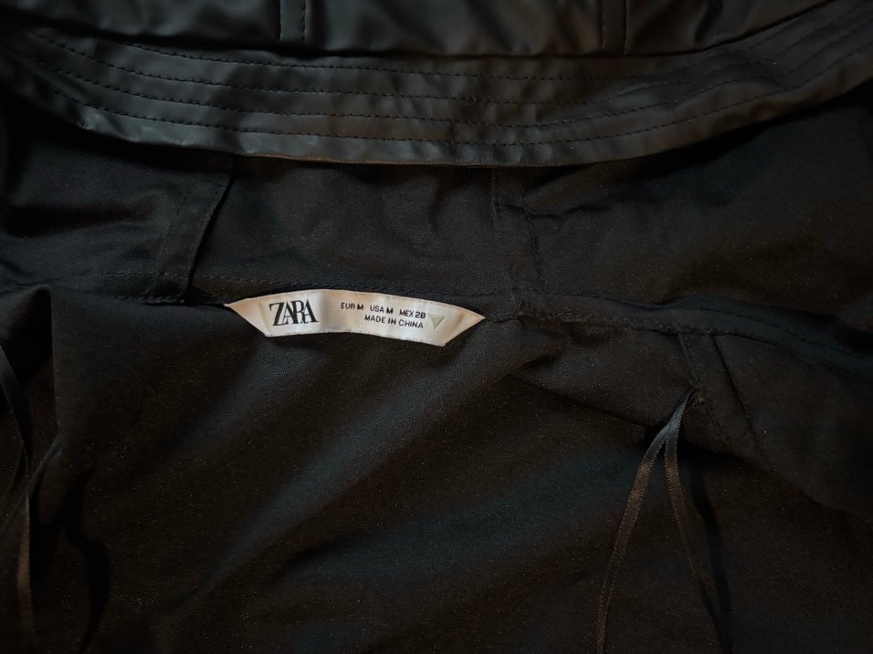 Zara Kapüşonlu Siyah Yelek - Görsel 3