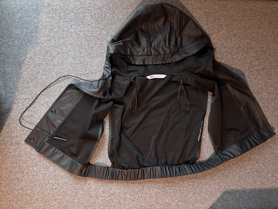 Zara Kapüşonlu Siyah Yelek - Görsel 2