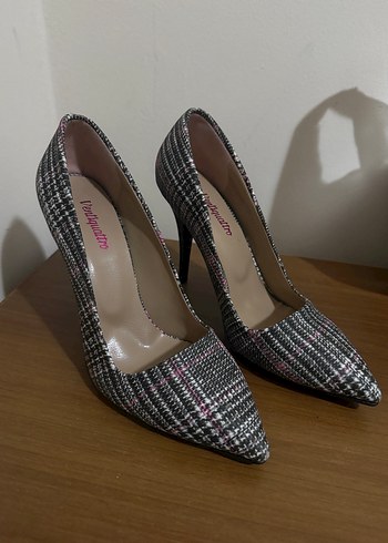 Valentino Sikligin Ve Zarafetin Simgesi Siyah Beyaz Puskullu Stiletto