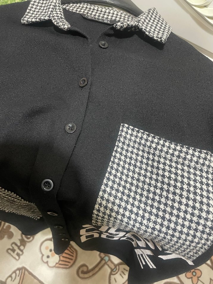 Düğmeli Siyah Baskılı Kadın Gömlek - Görsel 3