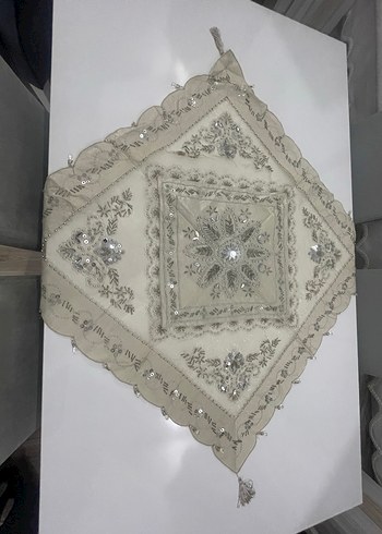 Nakışlı Beyaz Gri Masa Örtüsü - Görsel 3