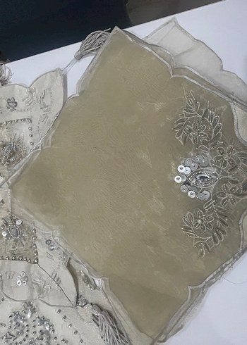 Nakışlı Beyaz Gri Masa Örtüsü - Görsel 2