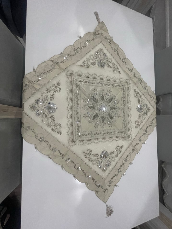 Nakışlı Beyaz Gri Masa Örtüsü - Görsel 3