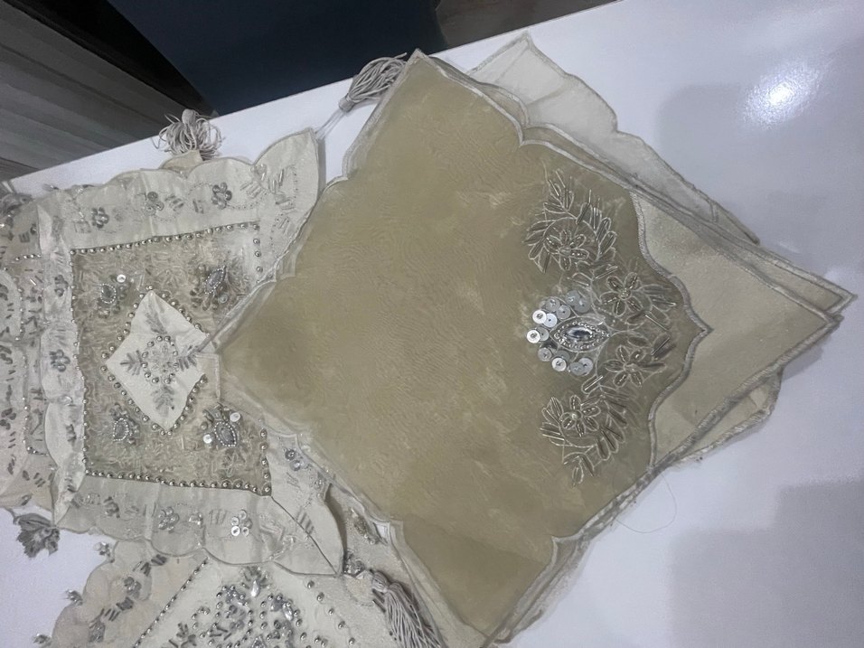 Nakışlı Beyaz Gri Masa Örtüsü - Görsel 2