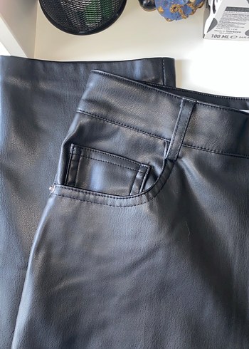 Düğmeli Siyah Deri Kadın Kumaş Pantolon - Görsel 4