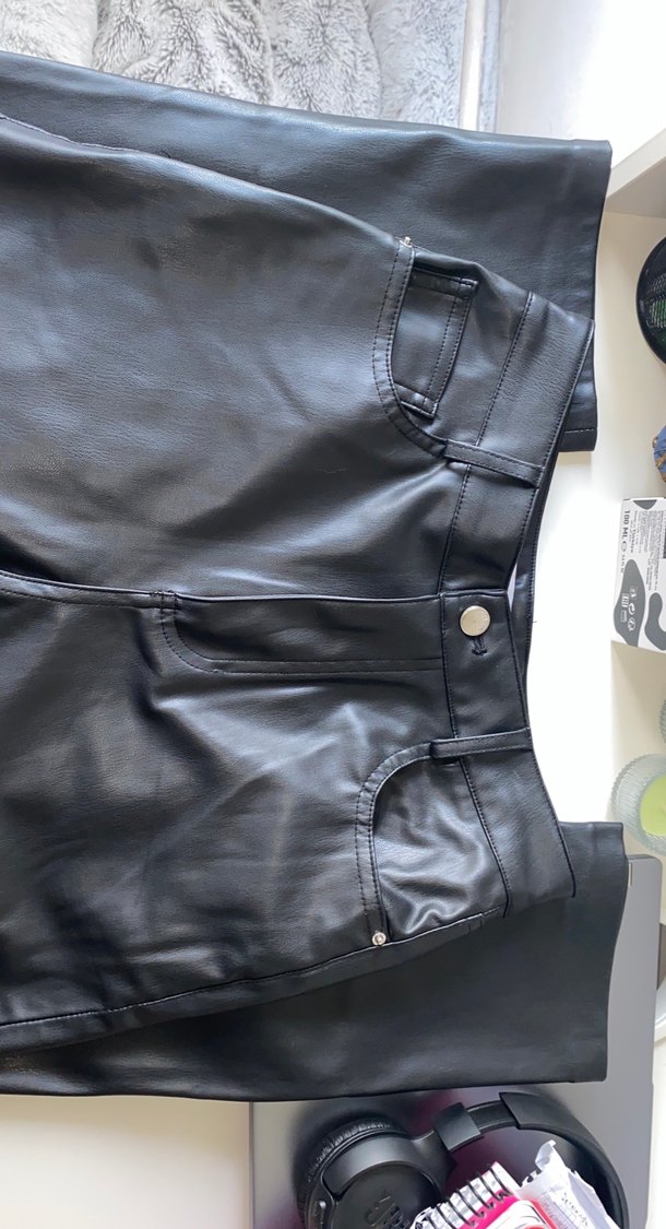 Düğmeli Siyah Deri Kadın Kumaş Pantolon - Görsel 3