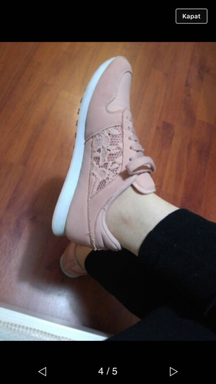 Pembe ayakkabı