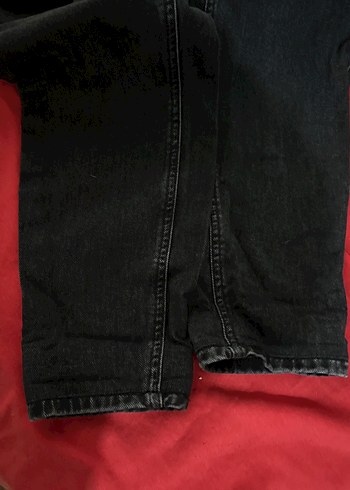 Zincir Detaylı Siyah Nakışlı Bol Kesim Jean - Görsel 5