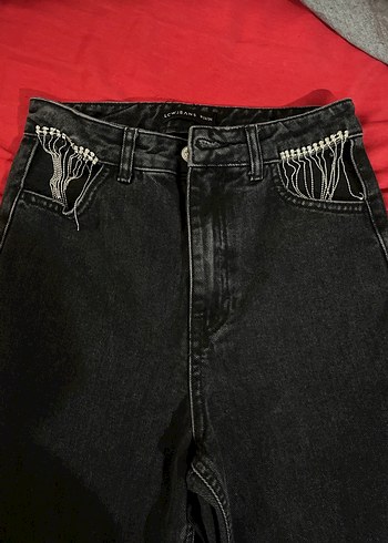 Zincir Detaylı Siyah Nakışlı Bol Kesim Jean - Görsel 2