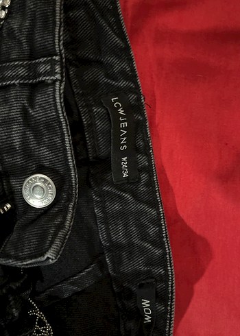 Zincir Detaylı Siyah Nakışlı Bol Kesim Jean - Görsel 4