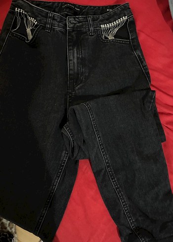 Zincir Detaylı Siyah Nakışlı Bol Kesim Jean - Görsel 6