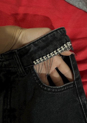 Zincir Detaylı Siyah Nakışlı Bol Kesim Jean - Görsel 3