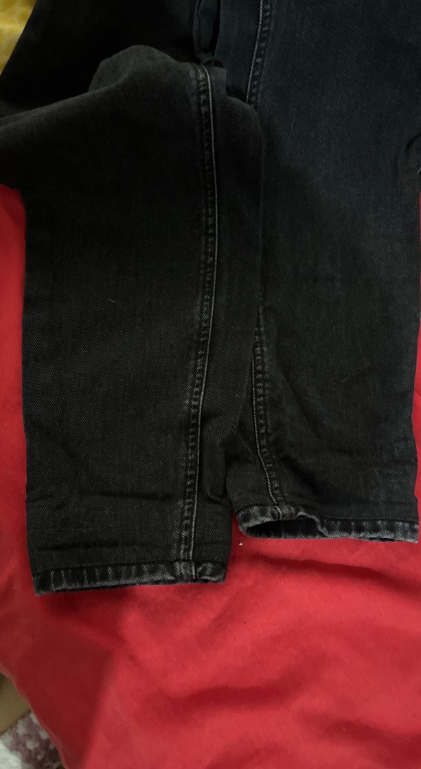 Zincir Detaylı Siyah Nakışlı Bol Kesim Jean - Görsel 5