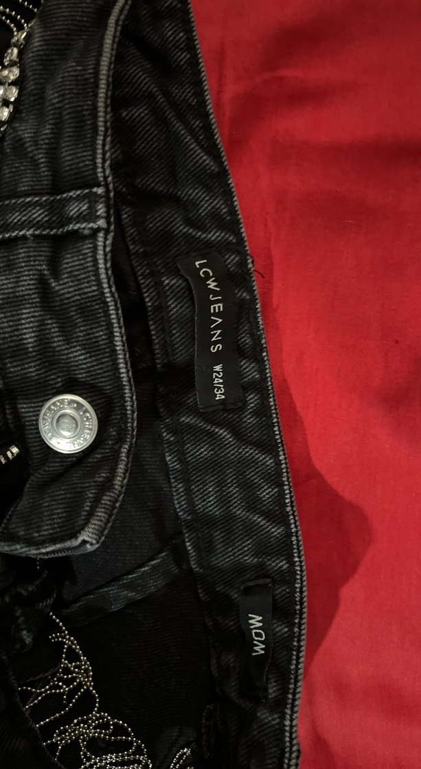 Zincir Detaylı Siyah Nakışlı Bol Kesim Jean - Görsel 4