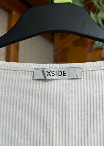 Düğmeli Beyaz V Yaka Uzun Kollu Bluz - Görsel 3