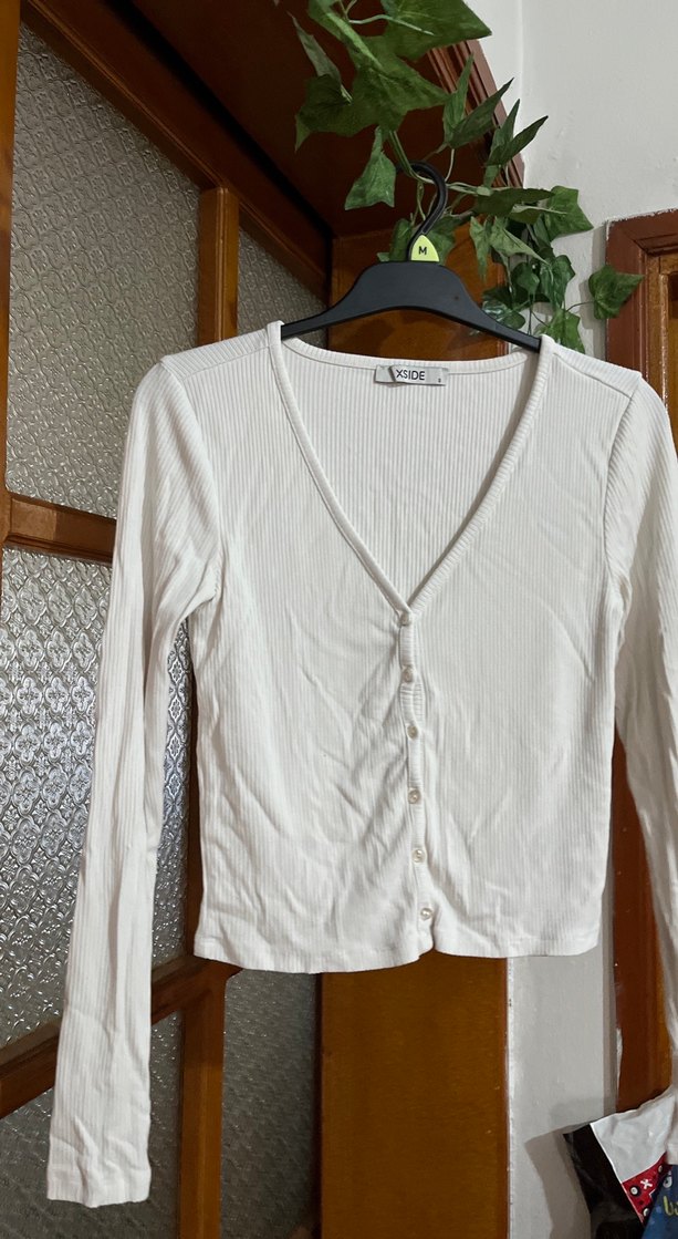 Düğmeli Beyaz V Yaka Uzun Kollu Bluz - Görsel 2