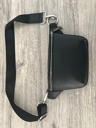 Bershka Siyah Bel Çantası
