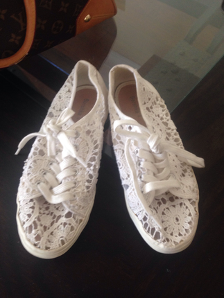 sezon trendi beyaz sneakers