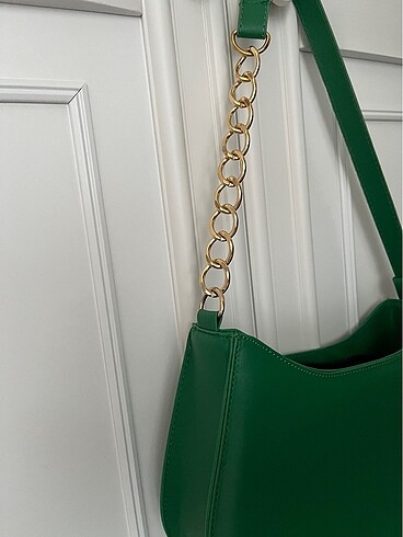  Beden yeşil Renk zincir detaylı yeşil kol çantası (rimense)