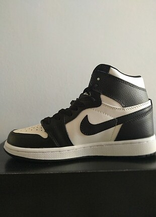 Air Jordan 1 Black Toe