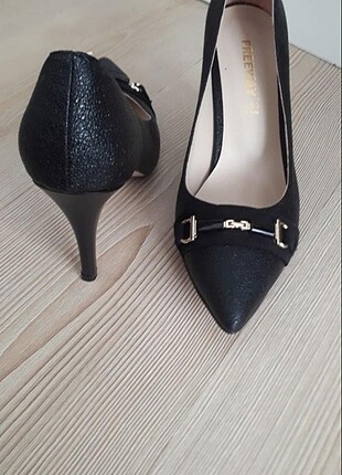 Siyah şık tokalı stiletto ayakkabı