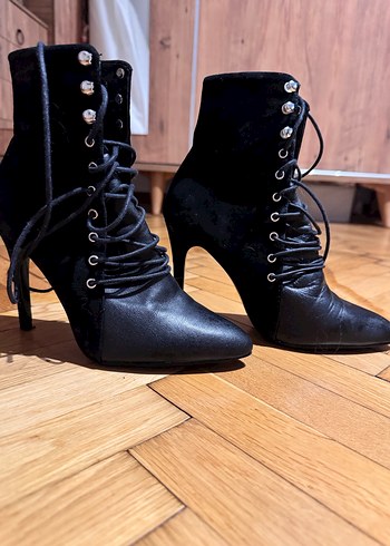 Siyah Süet Bağcıklı Stiletto Topuklu Bot
