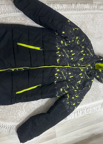 Erkek Çocuk Siyah Desenli Kapüşonlu Mont - Görsel 2