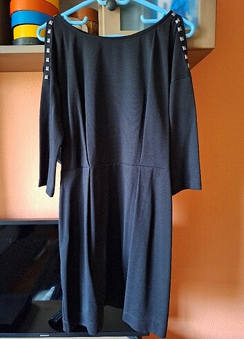 Zımba detaylı siyah elbise