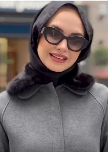 Nihle markasına ait, yakası kürk detaylı kaşe kaban - Görsel 2