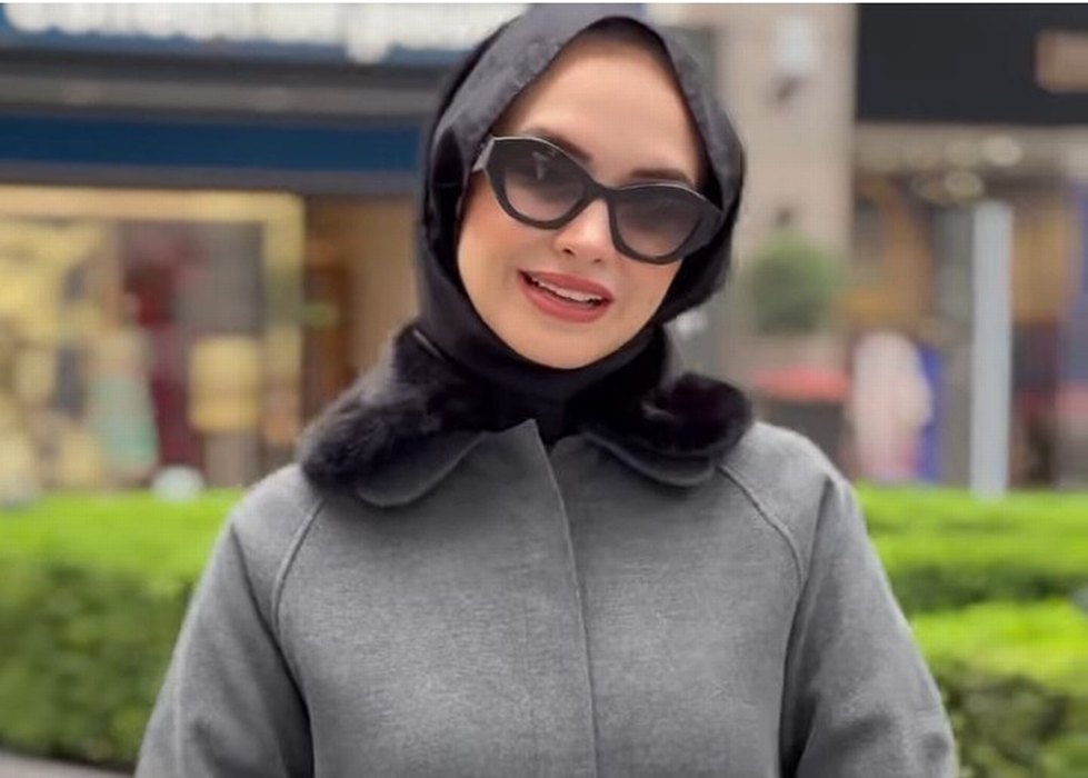 Nihle markasına ait, yakası kürk detaylı kaşe kaban - Görsel 2