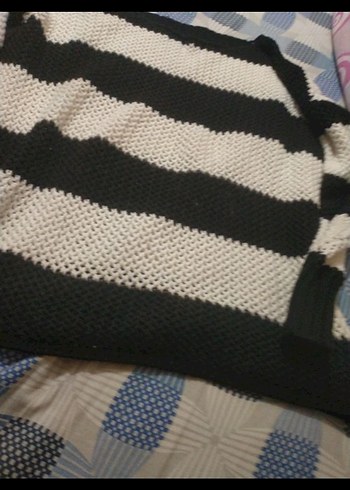 siyah i ve Beyaz Örgü Desensiz Battaniye - Görsel 4