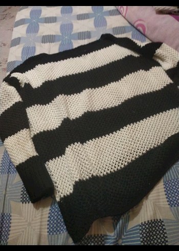 siyah i ve Beyaz Örgü Desensiz Battaniye - Görsel 2