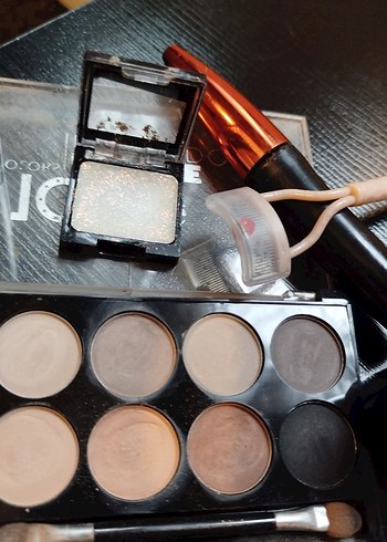 Bej Tonlarda Makyaj Paleti ve Ruj Seti - Görsel 2