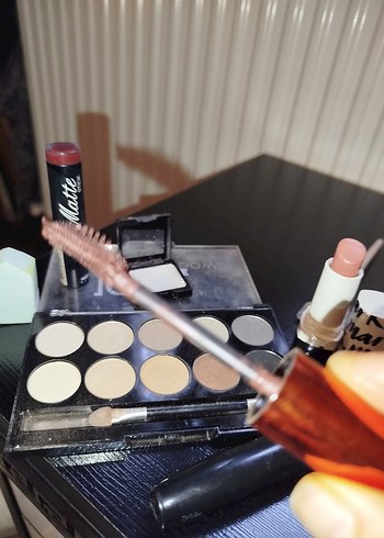 Bej Tonlarda Makyaj Paleti ve Ruj Seti - Görsel 3