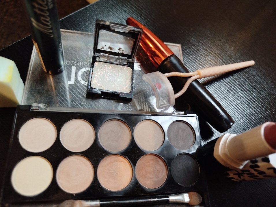 Bej Tonlarda Makyaj Paleti ve Ruj Seti - Görsel 2