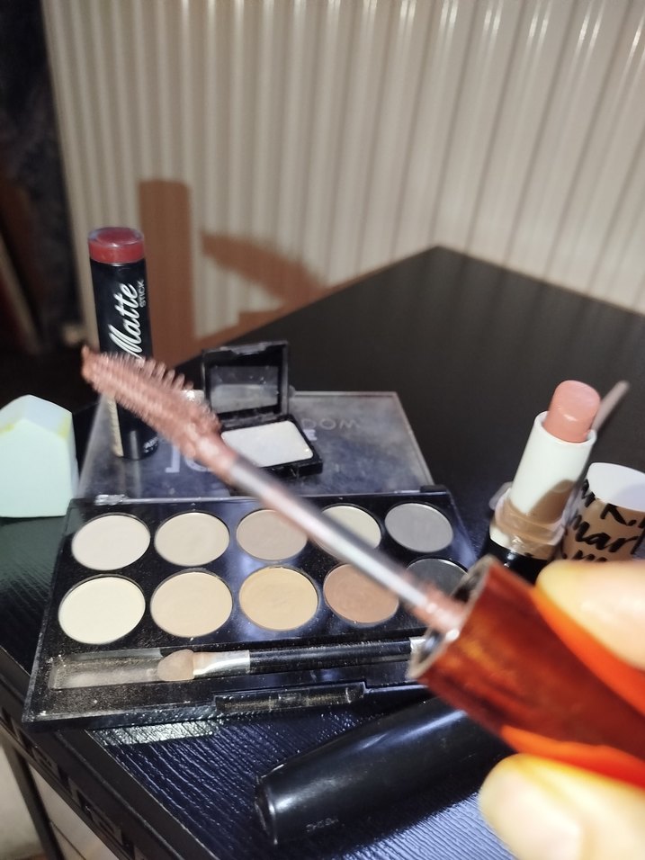 Bej Tonlarda Makyaj Paleti ve Ruj Seti - Görsel 3