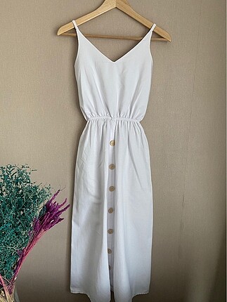 Beyaz düğmeli elbise