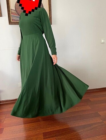 Zümrüt yeşili özel dikim elbise.