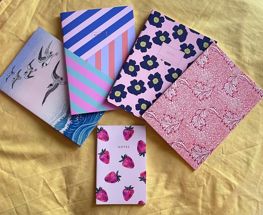 Çeşitli Desenli Pastel Pembe Defterler - Görsel 2