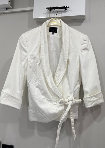 Kemer Detaylı Beyaz Keten Kadın Blazer
