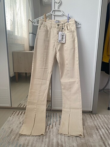 Etiketli bej jean