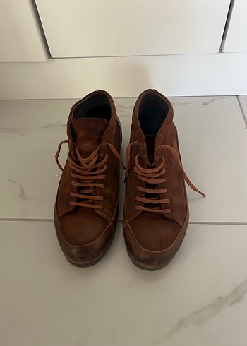 Kahverengi Minimalist Erkek Bot - Görsel 2